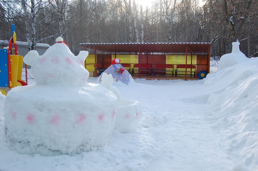 Детский сад снежок. Снежные постройки в детском саду. Снежный городок в детском саду. Снежные городки в детском саду. Постройки из снега на участке.
